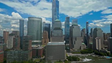 Mavi gökyüzü ile New York City Skyline. Amerikan Kentsel Gökdelenleri dramatik bulutların yakınında. New York City silueti, ABD 'de Manhattan şehri manzarası. Manhattan 'da panoramik manzara. NYC, ABD