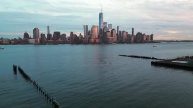 New York silueti. Jersey 'den Manhattan manzaralı, New York gökdeleninden. Büyük Elma 'nın havadan görünüşü. Hudson 'dan New York Panoraması. Şehir manzarası simgesi. Manhattan 'ın aşağısında. Urban 'la New York City Skyline