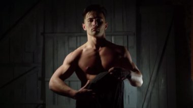 Seksi üstsüz adam soyundu. Kaslı vücutlu genç seksi adam gömleğini çıkarıyor. Seksi erkek model. Baştan çıkarıcı adam. Yakışıklı üstsüz adam. Kaslı erkek vücudu fit. Erkek model.