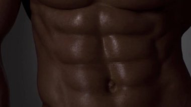 Altılı paket. Karın kasları, omuzları ve göğsü mükemmel. Abs 'ı kapat. Gövdeye yakın. Ab. Kaslı gövde ve yırtık karın kasları. Seksi kaslı erkek vücudu. Gövdesi çıplak bir adam karın kası gösteriyor.