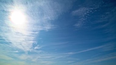 Gökyüzü zaman ayarlı. Cumulonimbus bulut hareketi. Hareket eden bulutlar ve güneş. 4K zaman aşımı. Bulutlu gökyüzü. Bulutlu bulutlu zaman atlaması. Mavi gökyüzü zaman aşımı. Mavi gökyüzü ile doğa havası