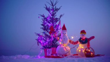 Kar Manzarası 'ndaki Kardan Adam. Mutlu Noeller ve mutlu yıllar. Gece kışında kardan adam. Karlı bir kış gecesinde kardan adam. Işıklı Kardan Adam Noel 'i. Geceleri kardan adam figürleri