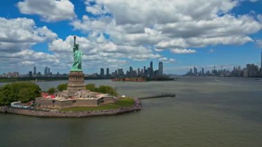 New York şehir manzarasının üzerindeki Özgürlük Anıtı 'nı. ABD 'nin sembolü. Özgürlük heykeliyle New York şehri silueti. Özgürlük Heykeli ve Manhattan. NYC 'nin sembolü