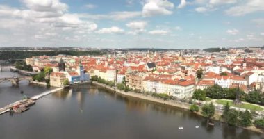 Charles Köprüsü 'nün, Prag' daki Vltava Nehri 'nin video görüntüleri. Şehir panoraması. Prag 'ın panoramik manzaralı eski kasabası. Prag üzerinde insansız hava aracı uçuşu, üst manzara. Vltava Nehri