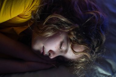 Çocuk yatakta uyuyor. Tatlı çocuk uyuyor. Çocuklar için yastık ve battaniye. Küçük çocuk uyuyor. Sevimli çocuk yatakta uyuyor. Çocuk karanlık odada uyuyor. Evdeki bir yatakta uyuyan çocuk