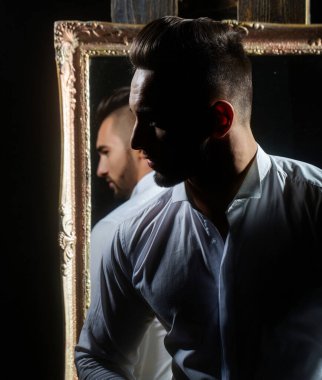 Kaslı, çıplak vücutlu seksi adam. Tişörtsüz seksi erkek model. Güçlü vücutlu kaslı yakışıklı erkek model. Seksi kas modeli. Çıplak gövdeli seksi bir adam, çıplak bir adam.