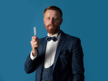 Berber maviden izole edilmiş. Berber bıçağı. Klasik jileti olan adam.