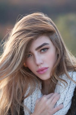 Genç kadın modelin yüzü. Seksi kadın yüzünü kapat. Şehvetli bir kadının güzel yüzü. Seksi modelin portresi. Şehvetli kadın yüzü. Güzel bir kızın yakın plan portresi. Vogue bakışı. Moda kızı portresi