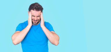 Stresli yalnız adam başını tutuyor, endişeli hissediyor. Akıl sağlığı sorunları, endişe, hayal kırıklığı ve duygusal stres yaşayan bir adam. Endişe ve akıl sağlığı kavramı. Stresli adam.