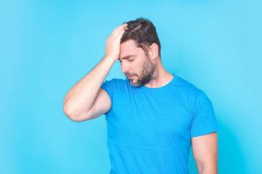 Baş ağrısı çeken bir adam. Yorgun, baş ağrısı ve göz yorgunluğu. Stresli, bitkin ve göz yorgunluğu çeken bir adam. Görme sorunu, kötü görüş. Baş ağrısı ve migren. Başı ağrıyan adam, başını tut.