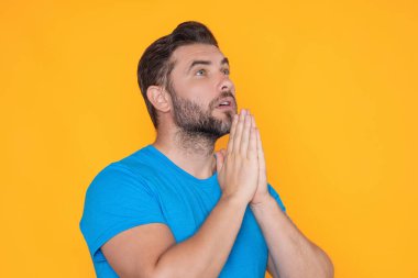 Dua eden adam. Erkek duasının ayrı bir portresi. Adam eli İncil 'le Tanrı' ya dua ediyor. Daha iyi bir hayat dilemek için Tanrı 'ya dua et. Hristiyan hayatı. Tanrıya dua et.