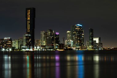 Günbatımından sonra Miami Skyline Panorama. Miami şehir merkezi