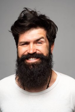 İyi sabahlar. Adam sabah uyandı. Güzel yüzlü bir adamın portresi. - Sabah sağlığı. Erkekler için sabah rutini