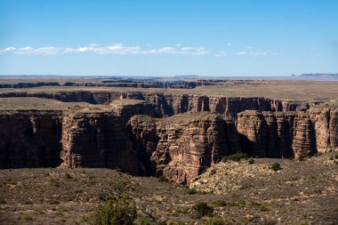 Kaya kanyonu, kayalık dağlar. Büyük Kanyon 'un manzarası. Arizona 'daki panoramik manzaralı Ulusal Park' a bak. Alacakaranlıkta vadi manzarası