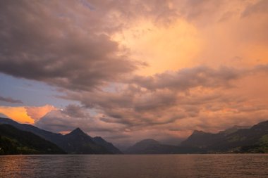 Yazın Alpler 'de dağ, dağlı panoramik manzara. İsviçre Alpleri doğa ve seyahat. Alp manzarası. Alpler 'de gölü olan dağ. Göl manzarası ve İsviçre 'deki Alpler