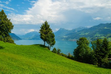 Yazın İsviçre 'de dağ, dağlı panoramik manzara. İsviçre Alpleri doğa ve seyahat. Alp manzarası. İsviçre 'de gölü olan bir dağ. Gölün üzerinden yaz manzarası ve Alpler içeri