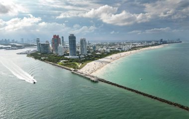 Miami Sahili 'nin havadan görüntüsü. Florida mı? Miami kıyı şeridinin havadan görüntüsü. Güney Sahili, Miami Sahili Panorama manzaralı. South Pointe Parkı 'nın havadan görünüşü