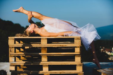 Bacak ayıran, esnek kız ayrılıyor. Yogacı kadın poz esneme hareketleriyle geriniyor. Formda sporcu kız spor esneme hareketleri yapıyor.