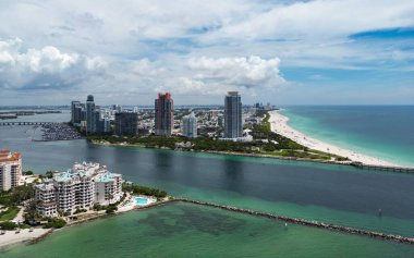 Miami plajı, okyanus gezisi yaz şehri. Miami Beach, South Beach, Florida, ABD. Kıyı şeridi, hava manzarası. Yüksek gökdelenlerin ve okyanusun havadan görünüşü, Miami Beach, Florida, ABD