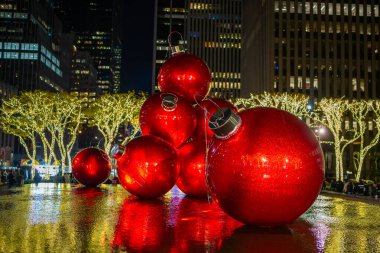 Kışın New York. NYC, Yıl. New York Noel 'i kutluyor. Büyük kırmızı Noel toplarıyla kışın Manhattan 'da. New York 'ta. Kış tatilinde Manhattan. Manhattan 'da Noel Süslemeleri