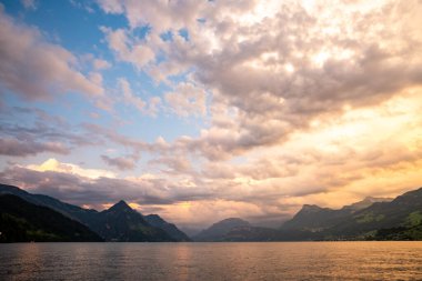 Yazın İsviçre 'de dağ, dağlı panoramik manzara. İsviçre Alp Dağları. Alp Dağı manzarası. Alpler 'de gölü olan dağ. Gölün üzerindeki dağlar ve içindeki Alpler