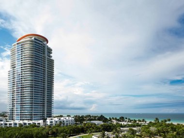 Miami şehir manzarası. Miami Sahili 'nin silueti tepeden. Miami sahil şeridi. Miami Beach Florida 'daki lüks dairelerin panoramik manzarası. Surfside Sahilinin Hava Görüntüsü