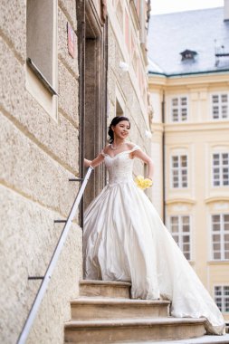 Rüya gibi bir düğünde beyaz gelinlik içinde şehvetli bir gelin. Gelin, düğün gününde çok güzel görünüyordu. Güzel bir gelin, mükemmel bir düğün. Zarif genç gelin. Gelinlerin güzelliği