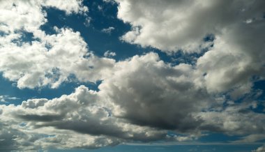 Mavi gökyüzünde bulut ve kopyalama alanı. Pankart için boş alanı olan yumuşak, yumuşak bulutlar. Cennet rüya gibi bir konsept. Bulutlu gerçek gökyüzü arka planı. Bulutlu Poster