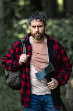 Ormanda baltası olan oduncu.