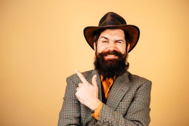 Kovboy şapkalı yakışıklı, eski moda hippi kovboy. Amerikalı kovboylar. Kovboy şapkası takan sakallı adamın portresi. Kovboylar gibi. Retro kovboy