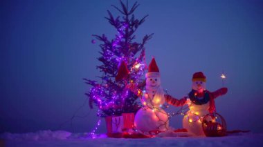 Mutlu Noeller ve mutlu yıllar. Gece kışında kardan adam. Karlı bir kış gecesinde kardan adam. Işıklı Kardan Adam Noel 'i. Geceleri kardan adam figürleri. Kış peri masalı. Sihirli kardan adam