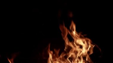 Siyah üzerine ateş. Ateş, izole edilmiş, soyut bir yapı. Sancak arkaplanı için soyut alev alev dokusu. Ateş alevleri, kırmızı ve sarı, yakıtta termal enerji. Yanan ışıklar