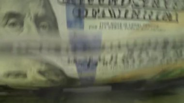 Para sayma makinesini kapat. 100 dolarlık banknotların banknotları. Para sayma makinesi, yatırım bankacılığı, nakit işlem konsepti. Maliye, para birimi ve kriz krizi