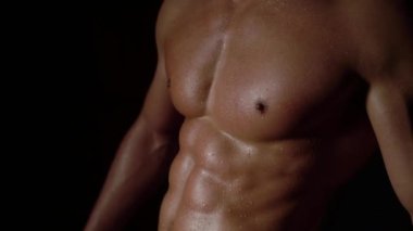 Güçlü erkek manken, seksi sporcu fitness kişisel antrenörü. Karın kasları, omuzları ve göğsü mükemmel. Gövdesi çıplak bir adam karın kası gösteriyor. Fitness adamı kas zindeliği gösteriyor.