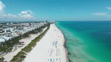 Miami plajı silueti. İHA 'dan Miami Plajı' nın tropik cennet manzarası. Miami South Beach Havacılık Panoraması. Florida 'da turizm merkezi oteller ve okyanus