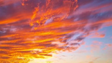 Sunset Sky zaman ayarlı. Hareket eden bulutlar ve günbatımı. Bulutlar akşam boyunca yüzer. Alacakaranlık gökyüzü zaman aşımına uğradı. Dramatik gökyüzü hareket ediyor. Kümülüs ve sirrus fırtınada. Gün doğumu bulutu