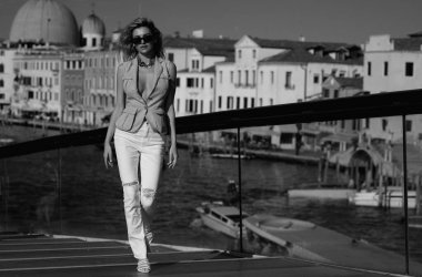 Avrupa seyahati. Venedik 'te ünlü bir seyahat yeri olan bir kadın. Venedik 'te tatillerde moda elbisesi giyen zarif bir bayan. İtalya, Venedik 'e lüks bir seyahat. Kadın turist