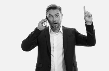 Cep telefonu kullanan takım elbiseli bir iş adamının portresi. Beyaz adam aramalar için akıllı telefon kullanıyor, sosyal medya, mobil uygulama. Çevrimiçi sohbet. Telefonda konuşan adam.