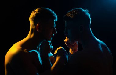 Saldırgan adam. Yüzleşme. İki vahşi adam birbirini seyrediyor. Siyahların arasında.