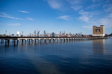 New York, Birleşik Devletler. Manhattan 'ın ortasındaki New York şehrinin gökyüzü manzarası. ABD, New York, New York, Manhattan. Amerikan büyük şehri. Aşağı Manhattan silueti. New Jersey 'den New York