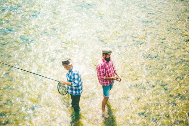 Erkeklerin hobisi ve eğlencesi. Balıkçılar başarılı bir şekilde balık yakalar. Fisher emekliliği. Balıkçı oltasıyla takım elbiseli emekli bir işadamı. Erkek arkadaşlığı. Dedem ve Drandson balık tutuyor.