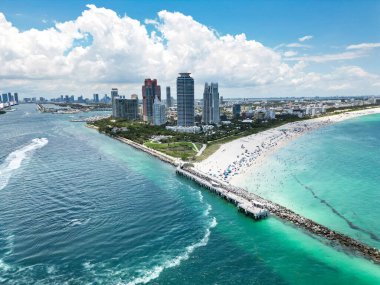 Miami sahili kıyı şeridinin hava manzarası. Miami Sahili Panorama Manzarası. South Pointe Parkı 'nın havadan görünüşü. Miami şehri. Güney Miami 'nin en iyi manzarası