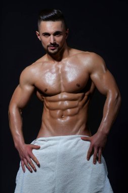 Kaslı adamın seksi fit vücudu. Seksi erkek vücutlu. Kaslı vücut. Çıplak adam modeli. Gay seksi model. Mükemmel kaslı çıplak gövde. Atletik vücutlu bir yığın