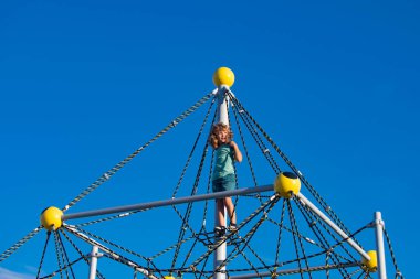 Çocuk parkta oynuyordu. Çocuklar açık alanda oyun oynuyorlar.