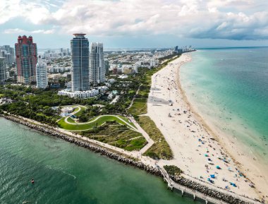 South Pointe Parkı 'nın havadan görünüşü. Miami Plajı. Florida mı? ABD. Miami Sahili 'nin havadan görüntüsü. Miami şehrinin havadan panoramik manzarası, binalar, marina, yatlar ve lüks daireler.