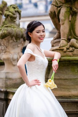 Asyalı gelin düğün gününde çok güzel görünüyordu. Güzel bir gelin, mükemmel bir düğün. Zarif genç gelin. Gelinin güzelliği. Rüya gibi bir düğünde güzel bir gelin