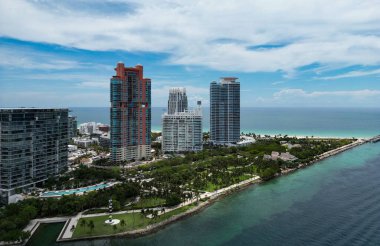 Miami Güney Sahili. Miami Beach, Florida 'nın insansız hava aracı görüntüsü. Florida 'da lüks daireleri ve su yolu olan Miami Plajı. Gökdelenli Miami Plajı 'nın havadan görünüşü