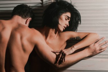 Aşkı. Aşık romantik seksi çift. Birbirlerine aşık çiftler öpücüğü. Tutku, flört ve aşk. Genç, güzel, seksi aşıklar öpüşüyor. Duygusal bir ilişki. Seksi, zarif bir çift, tutkulu bir öpücük.