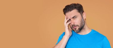 Stresli yalnız adam başını tutuyor, endişeli hissediyor. Akıl sağlığı sorunları, endişe, hayal kırıklığı ve duygusal stres yaşayan bir adam. Endişe ve akıl sağlığı kavramı. Stresli adam.