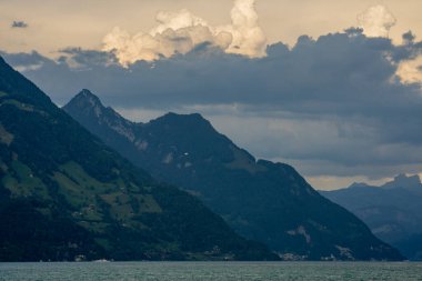 Alp dağları ve İsviçre 'deki gibi. İsviçre 'de Alpler doğası. İsviçre Alpleri. Alplerdeki cennet gibi dağ manzarasının panoramik görüntüsü. İsviçre göllerinin doğası. İsviçre manzarası